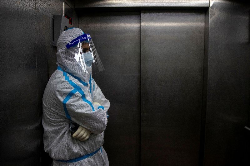 A medical worker takes an elevator to the Intensive Care Unit (ICU) for patients suffering from the coronavirus disease (COVID-19), of the Max Smart Super Speciality Hospital in New Delhi, India. (Photo by Danish Siddiqui/Reuters)